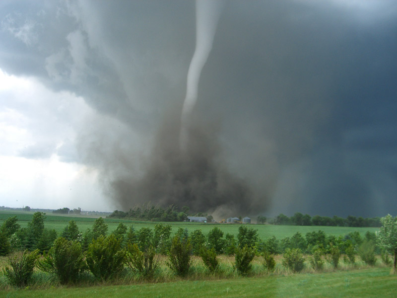 How long does it take a tornado to form and touch the ground?